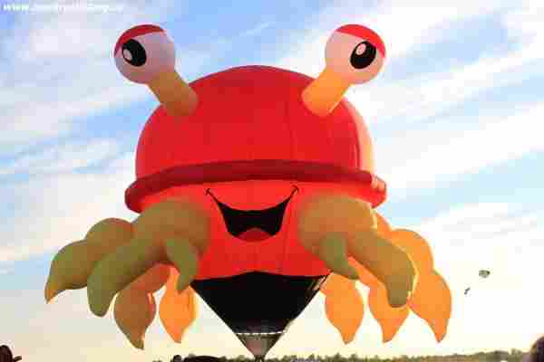 Montreal flying balloon - CLAWD THE CRAZY CRAB - at Balloon Festival of St-Jean-sur-Richelieu.