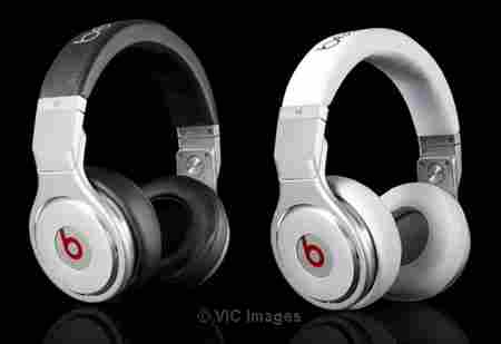 NEW SEALED IN BOX BEATS PRO 300$ EACH COLORS: WHITE AND BLACK