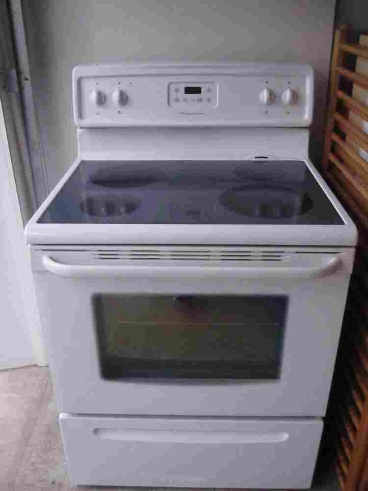Four Oven Poele ''Frigidaire'' used for sale by owner