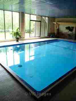 St Lambert 4 1/2 Apartment, w/ indoor parking, pool