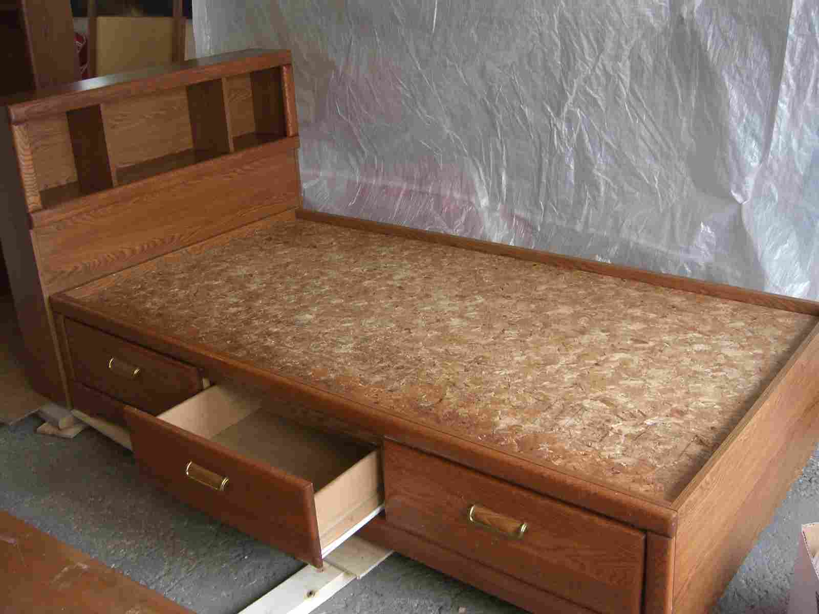 Captain's bed and mattress/Lit capitaine