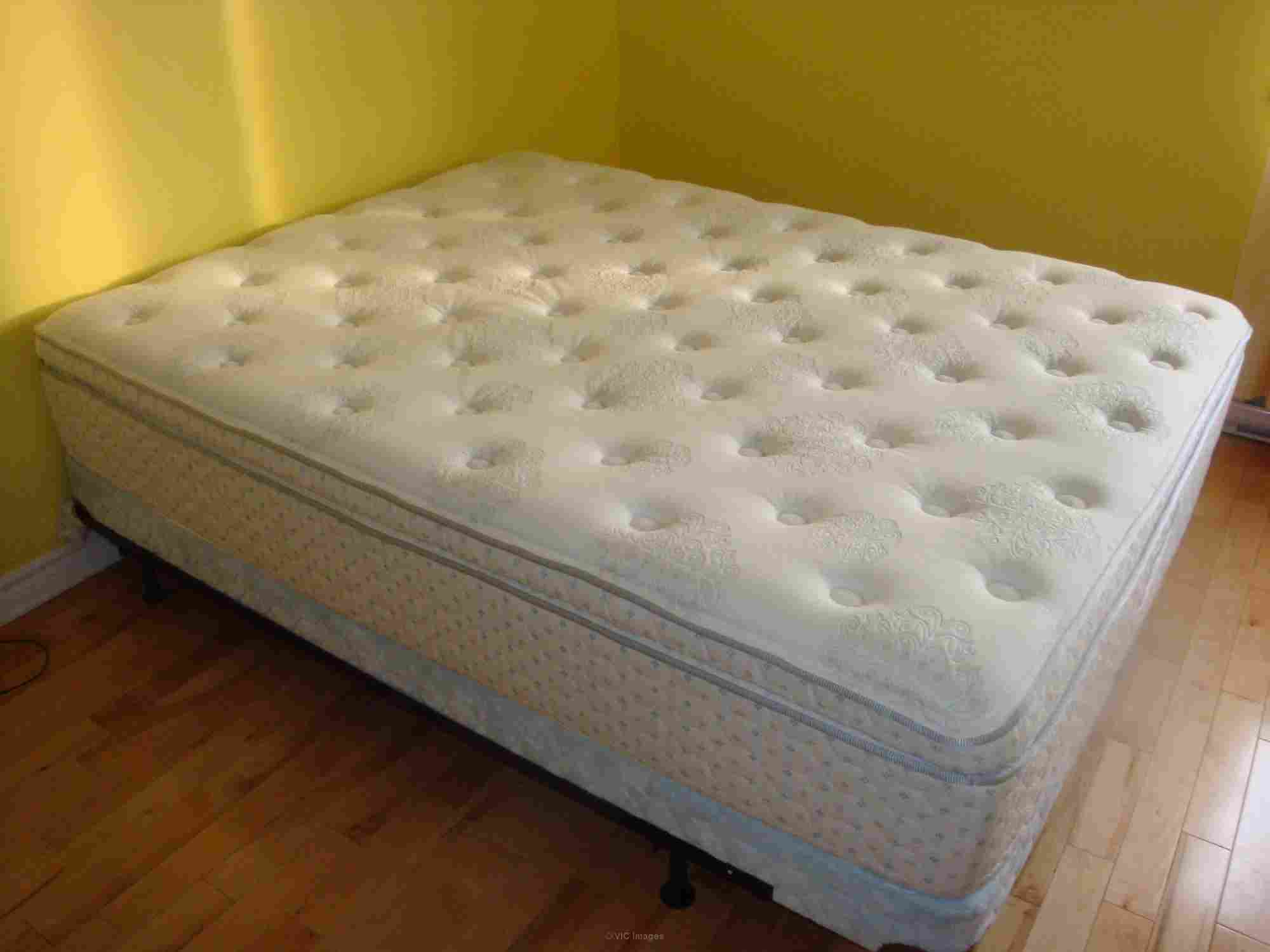 **AS NEW** Superior Sealy Posturepedic Queen Mattress/Box Set