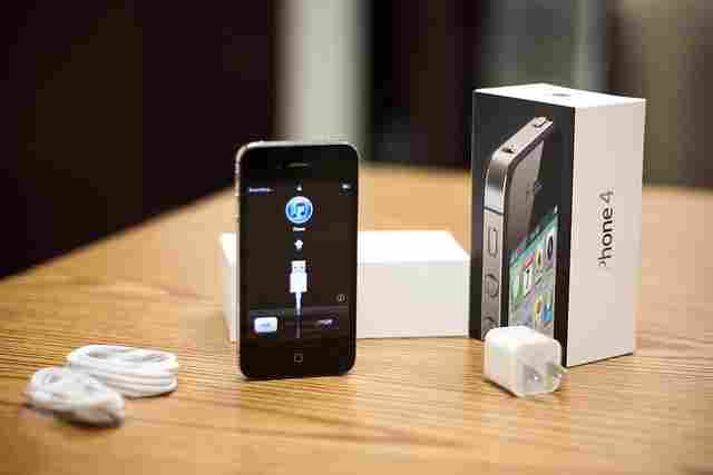 Brand New iPhone 4 32gb and Apple iPad 2+Wi-Fi+3G 64GB buy 2 and get 1 free