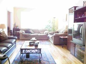 Recently renovated 1050 sq.ft  4 1/2 apartment (w/parking)
