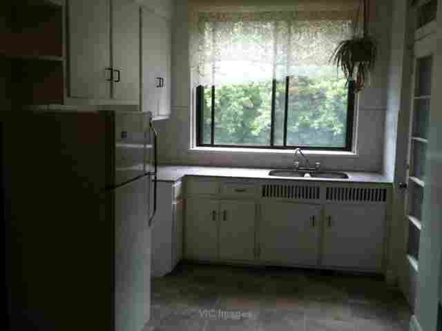 tres grand 3 1/2 disponible immediatement/ 1er sept nouvelle cuisine avec comptoir de marbre