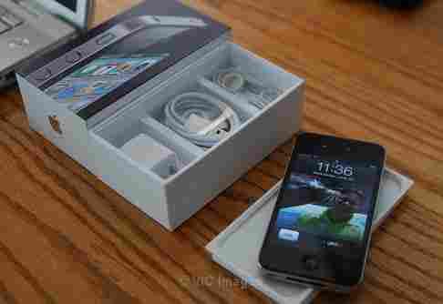  Buy 2  get 1  free Apple iPhone 4 G 32GB For $250   