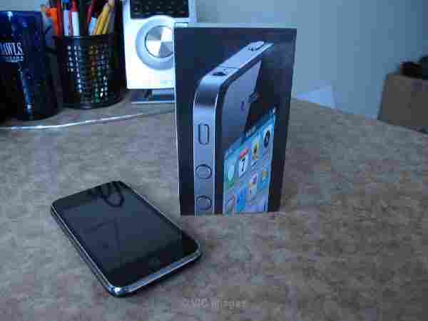 Apple iPhone 4G 32 Unlocked Phone (White & Black)