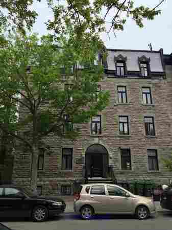 Studio in secure building heated  internet cable tv furnished 