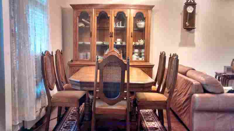 Dining table set including hutch/buffet.
