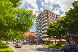 Beautiful 4 1/2 Apartment on Queen Mary