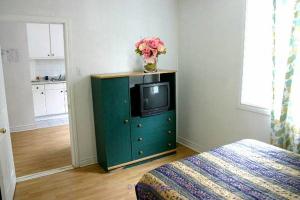 Apartment 2 1/2 furnished, all equipped, month-to-month, all included