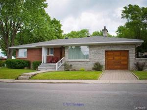 Bungalow in large corner lot in Pierrefonds, near the river. 