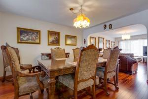 wooden dining room set - salle à manger en bois