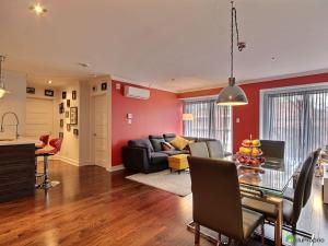 SPACIOUS 2 BED. CONDO - LOTS OF EXTRAS - 1 BATHROOM - GARAGE