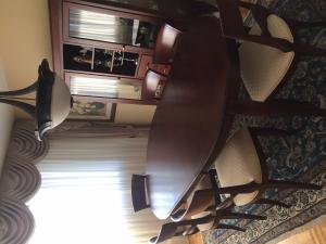 Dining room set with hutch 