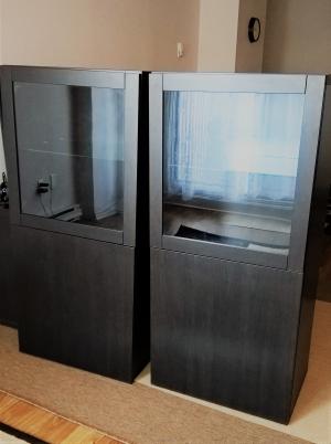 Storage cabinet with glass door / Étagère de rangement fermé