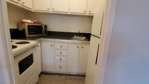 Couple/Single 1 Month Free Furnished One Bedroom Apt Gym Wifi ++