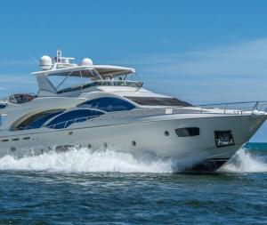 Hire luxury yacht on rent in Toronto