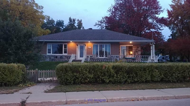 4 bedroom house with Land on Lac St. Louis