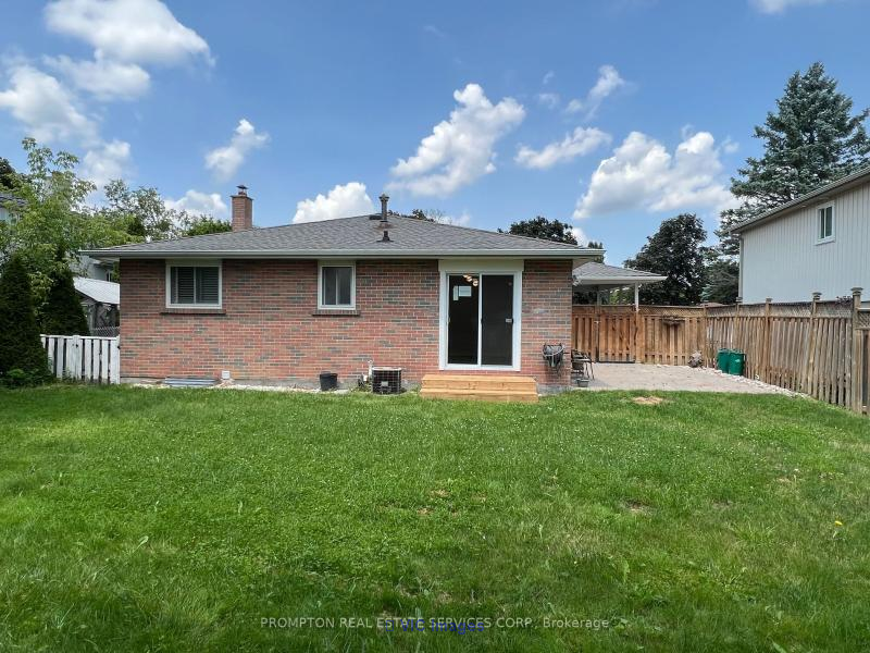 Charming 3-bedroom bungalow nestled in 17 DEVINS DR MAIN, Aurora