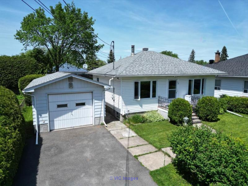 Bungalow 2 chambres + Grand garage Ste-Rose, Laval