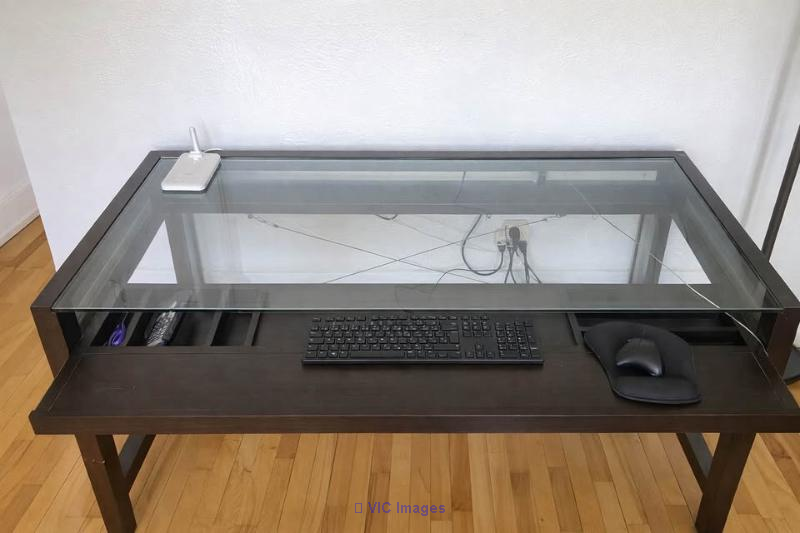 Bureau de travail en bois de qualité avec surface vitrée