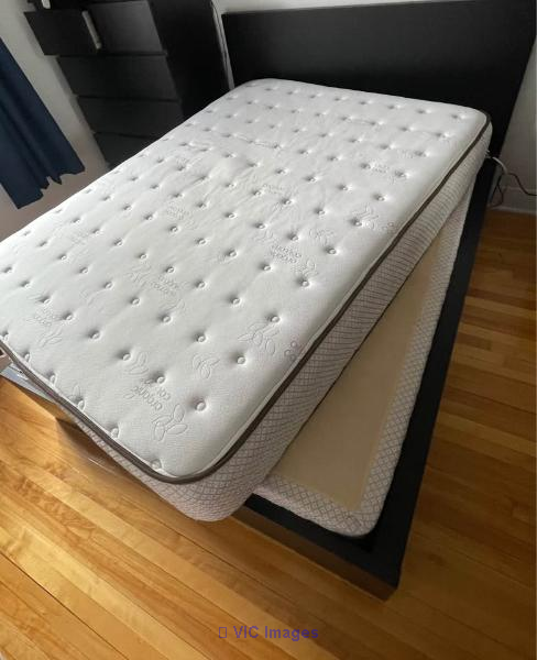 Lit double IKEA + sommier + matelas de qualité