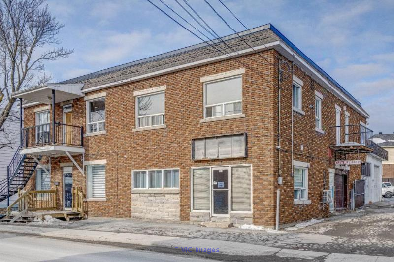 Offices with Storage, 3 Garages, 2 Loading Docks… St-Jerome