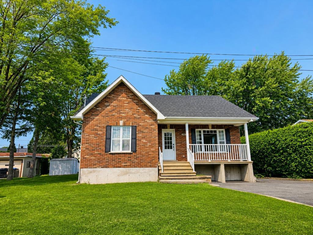 Charming Home on a Quiet Street – St-Luc Neighborhood