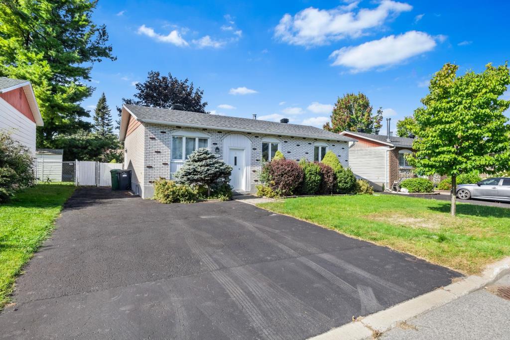 Beautifully Maintained Home in Pierrefonds