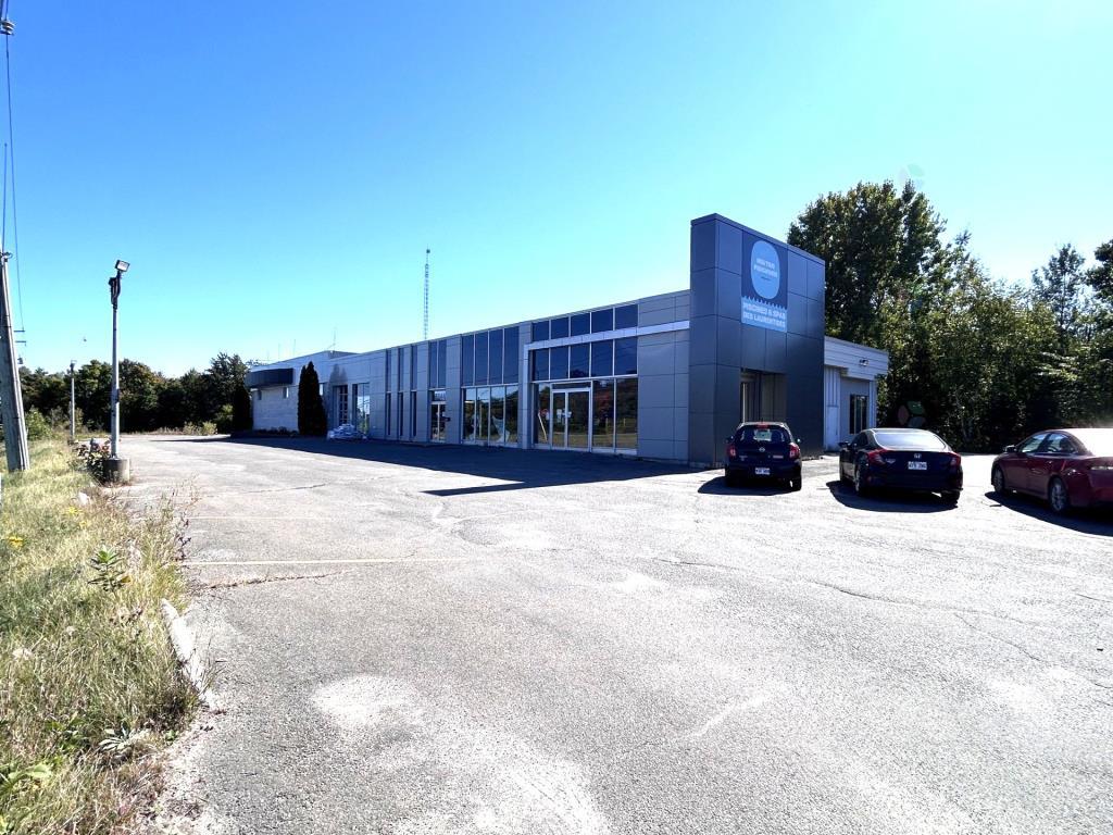 Building on Curé-Labelle blvd. in St-Jérôme — EXCEPTIONAL VISIBILITY