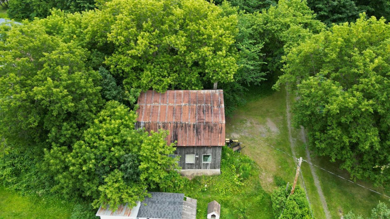 16,721 sq.ft. Lot with Barn in Oka