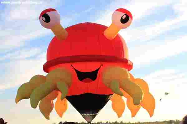 Montreal flying balloon - CLAWD THE CRAZY CRAB - at Balloon Festival of St-Jean-sur-Richelieu.