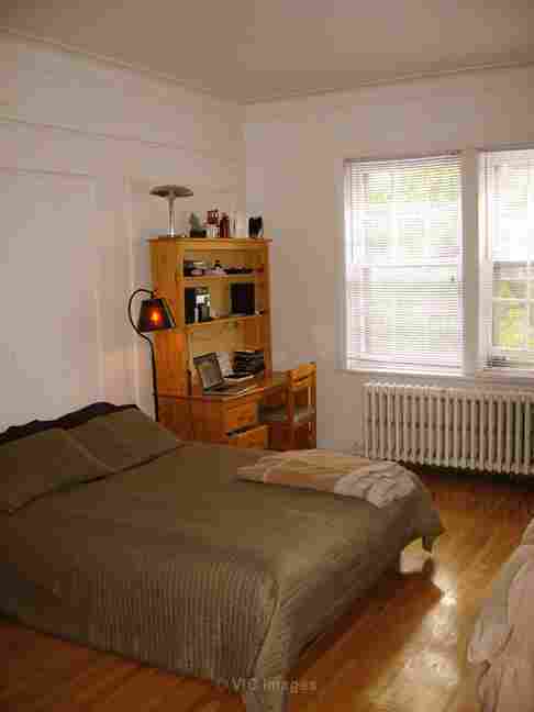 $600 Amazing Spacious Bedroom! Internet/Utilities included! (NDG - Vendome Metro) - Photo 1