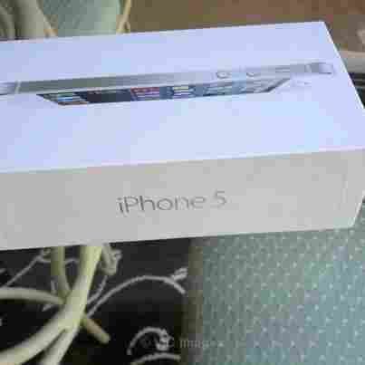 Apple iPhone 5 Unlocked Phone (SIM Free) - Photo 1