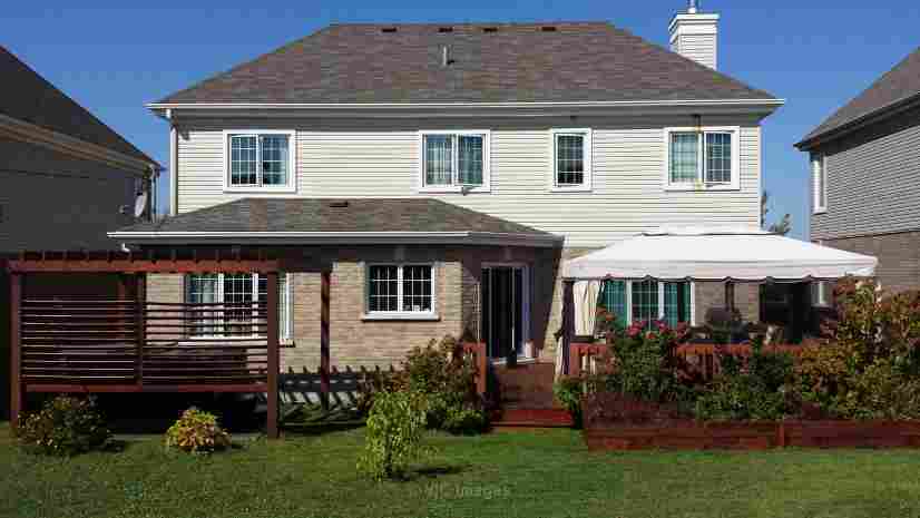 Two storey home tucked on a quiet street across from a park - Photo 4