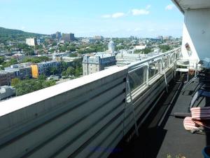 MAGNIFICENT 2-BEDROOM PENTHOUSE WITH AMAZING VIEW - METRO SHERBROOKE  - Photo 3
