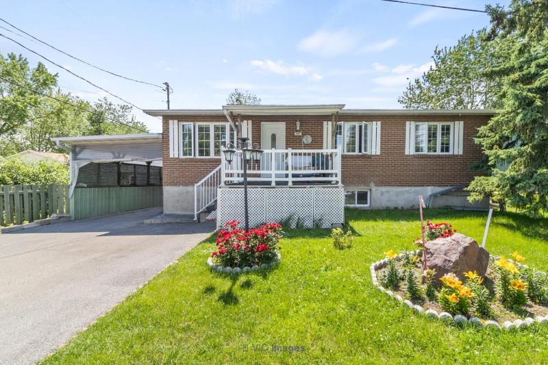 Magnificent house in sought after area of Vaudreuil Housing houses