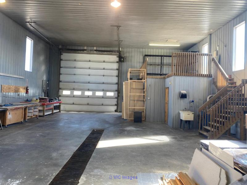 Commercial building with large land Labelle Laurentides Housing