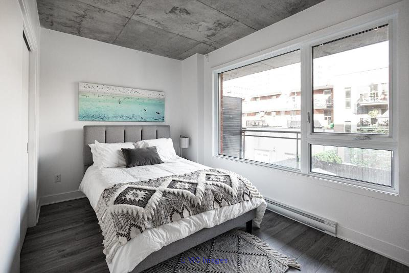 SPACIOUS 1 BED/ 1 BATH APARTMENT IN DOWNTOWN MONTREAL - Photo 2