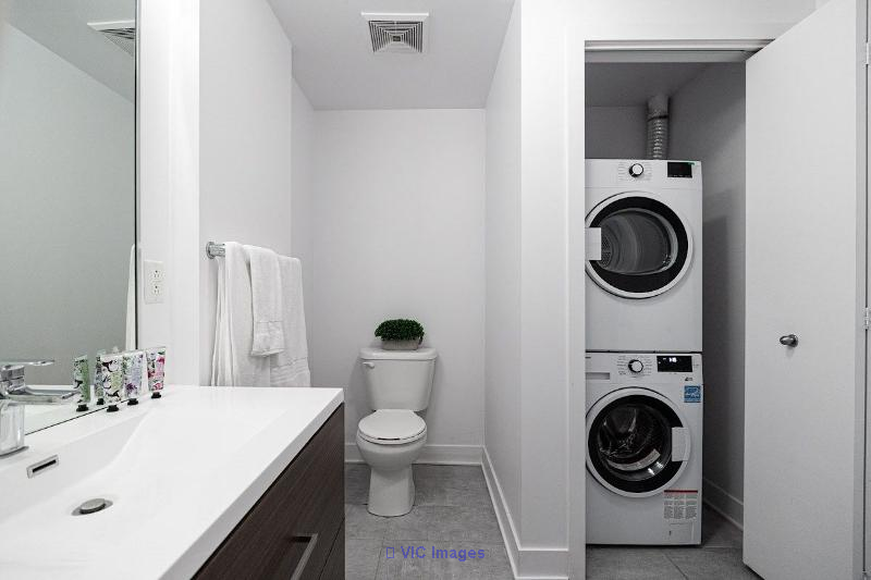 SPACIOUS 1 BED/ 1 BATH APARTMENT IN DOWNTOWN MONTREAL - Photo 3
