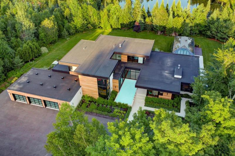 Luxurious waterfront home in the Laurentians