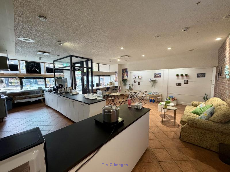 Prime location | 1,670 sq. ft. | Mont-Royal Ave.  Plateau - Photo 2
