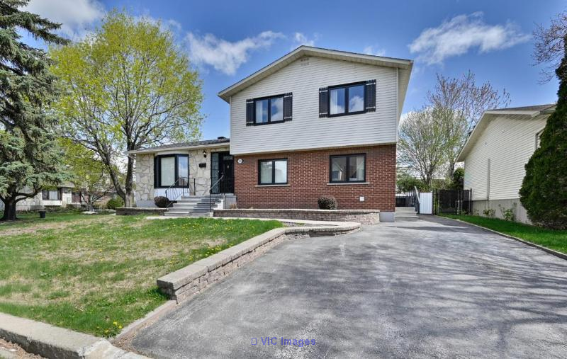 IMPECCABLE home, mobility-impaired friendly, in Boucherville