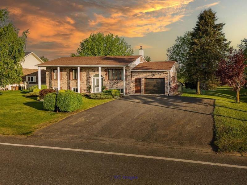 Home backing onto a field with peaceful oasis land in St-David