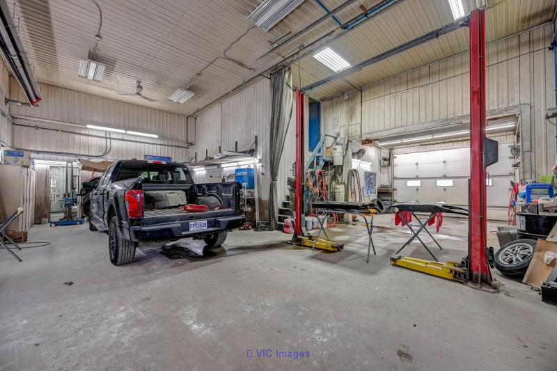 Automotive bodywork / paint garage with industrial building - Photo 3