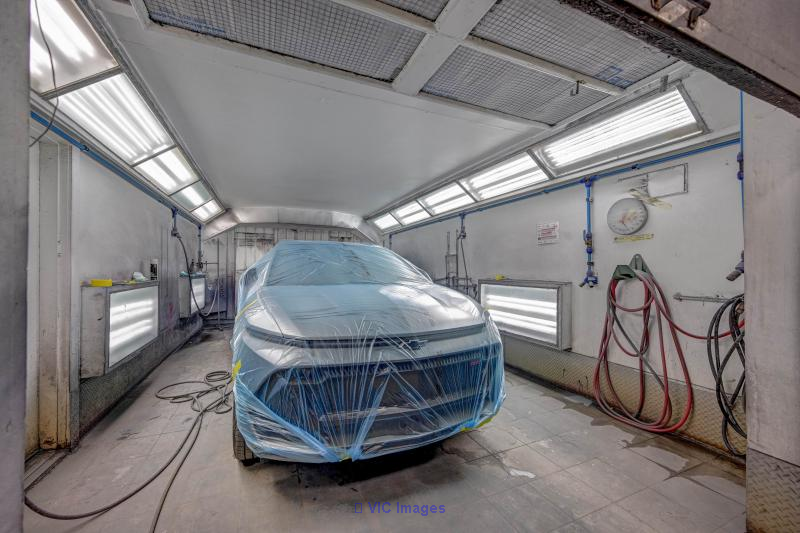 Automotive bodywork / paint garage with industrial building - Photo 3