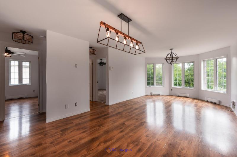 Fully Renovated 5 1/2 on 3rd Floor Triplex with 2 Parking Spots! - Photo 2