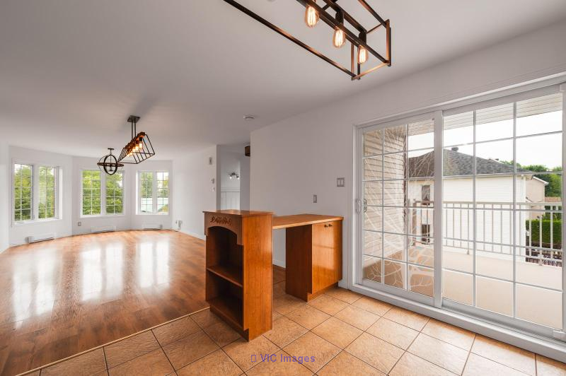 Fully Renovated 5 1/2 on 3rd Floor Triplex with 2 Parking Spots! - Photo 3