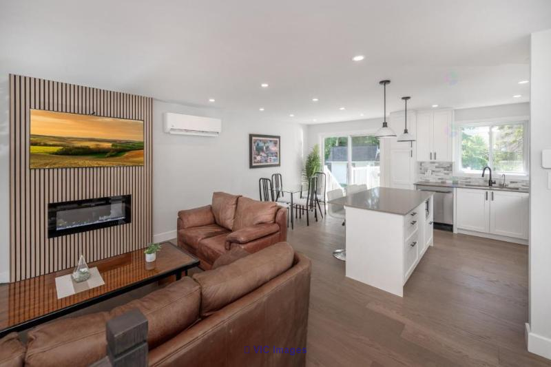 Renovated Turnkey Intergenerational Home  Fabreville - Photo 2
